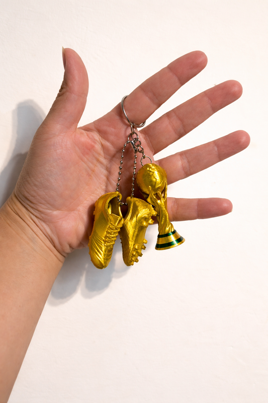 🏆 Kit Chaveiro Copa do Mundo – Taça + Par de Chuteiras Douradas