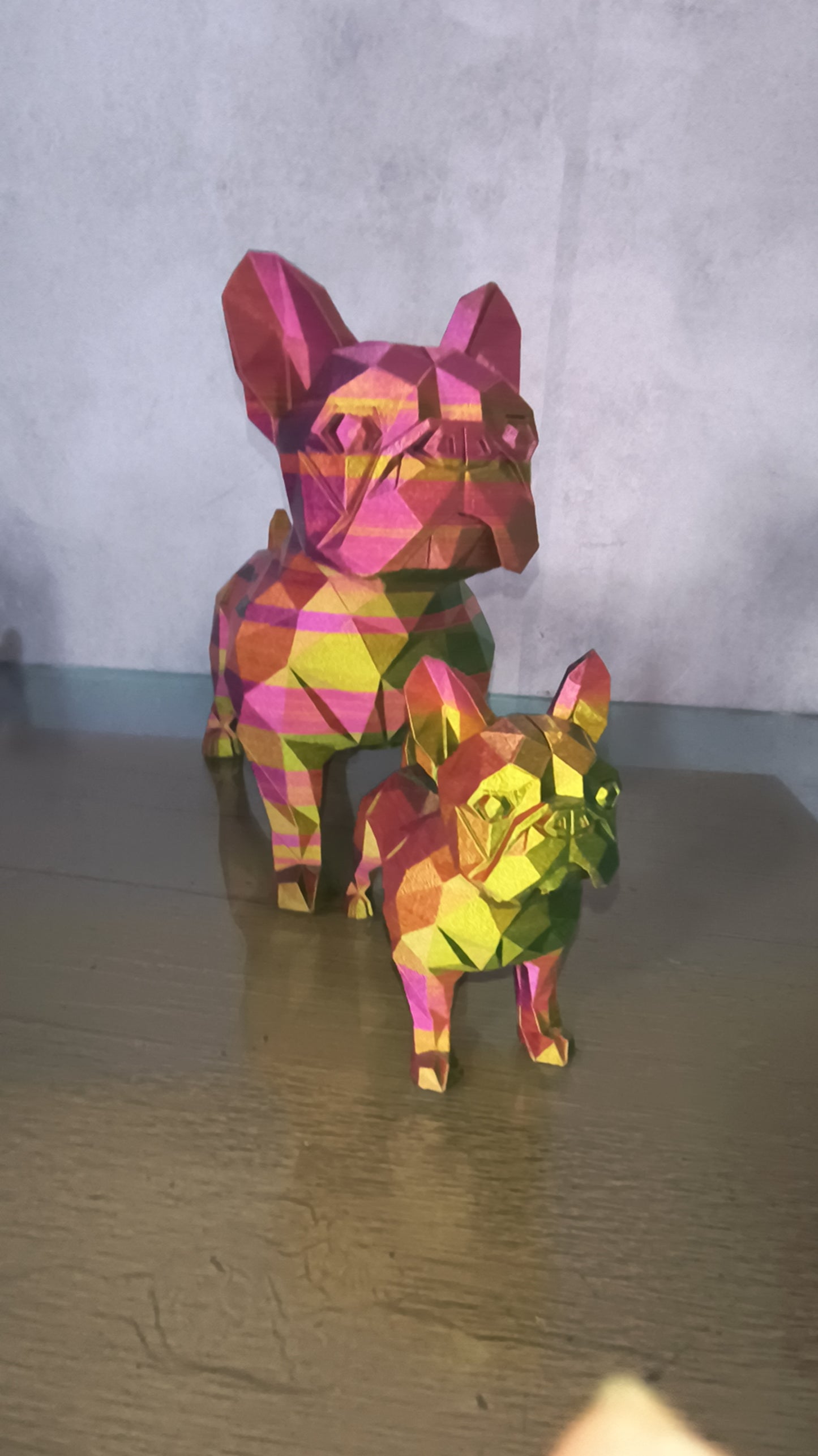 Escultura Cachorro Geométrico Tri Color – 25 cm