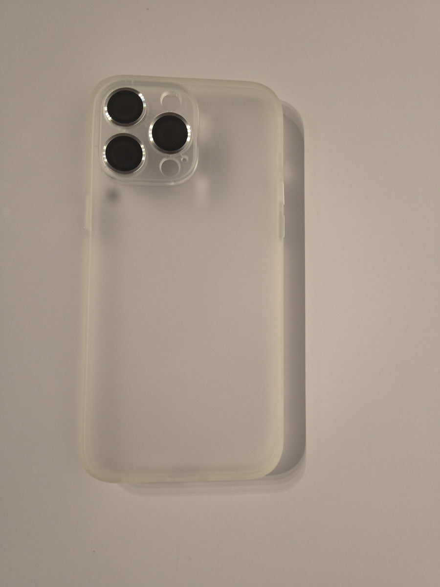 Capa iPhone 14 pro Max fosco e detalhe prata