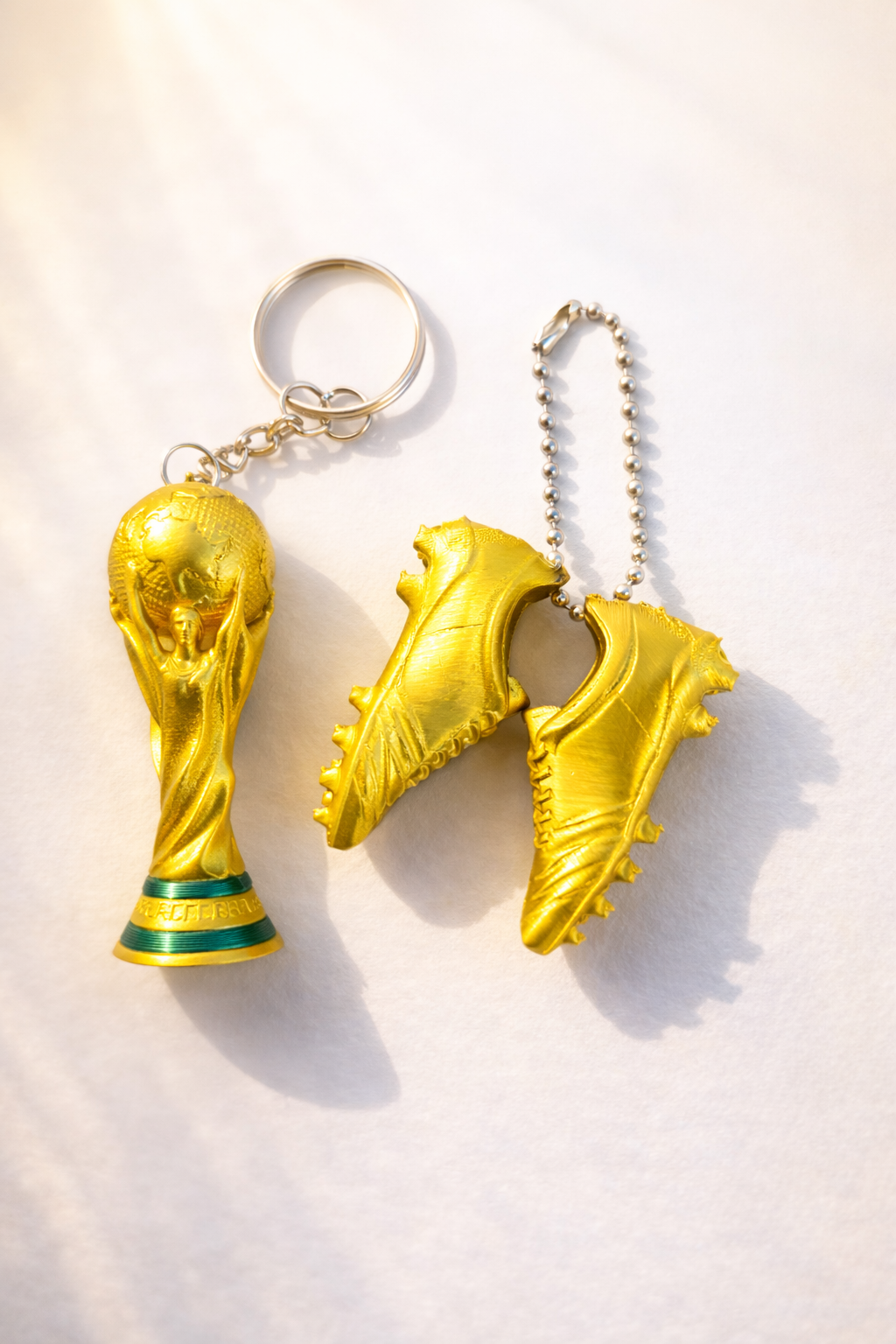 🏆 Kit Chaveiro Copa do Mundo – Taça + Par de Chuteiras Douradas