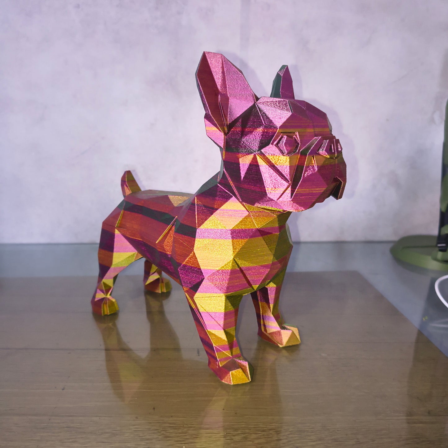 Escultura Cachorro Geométrico Tri Color – 25 cm
